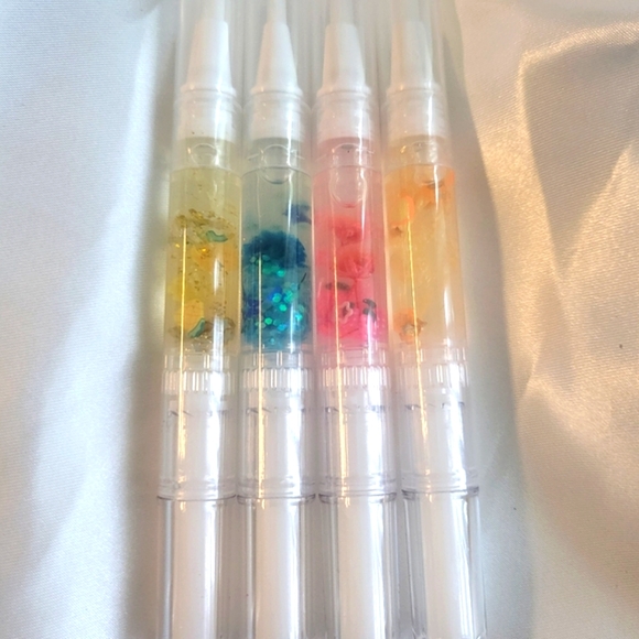 4 Scented Cuticle Oil Pens - Picture 2 of 4
